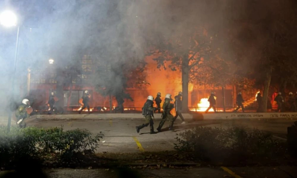 Μπαράζ μολότοφ από 20 κουκουλοφόρους, εναντίον αστυνομικών στο τουρκικό προξενείο, στη Θεσσαλονίκη